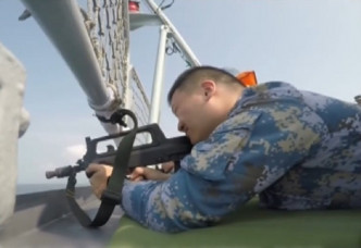 驻港部队近日在南海进行实弹射击训练。央视截图