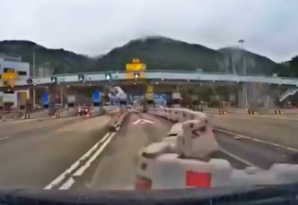 隧道收费亭前水马被吹出行车綫。HongKong CarCam影片截图