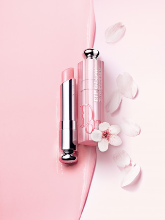 Dior Lip Glow誘惑煥彩潤唇膏/$290，蘊含97%的天然成分，並糅合Colour Reviver喚醒唇色科技，深層滋潤之餘，煥發個人化唇色。