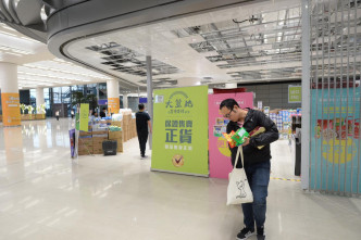 香港口岸设店售食品奶粉尿片。