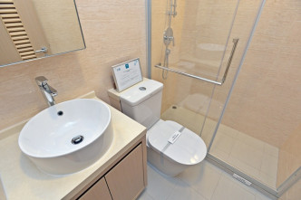 浴室为企缸设计，悭位实用。（18楼B室447方尺2房示范单位）