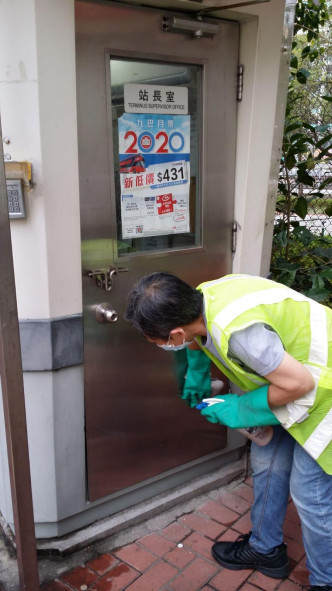 有清洁工于屯门友爱南总站进行清洁。 龙运提供