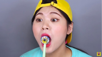 《DORA도나 》YouTuber 以誇張的表情和口吻來吃零食。網上影片截圖。