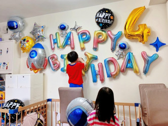 兩孩現已滿4歲，港媽弄了以太空為主題的生日佈置。Facebook「阿花世界」圖片
