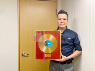 刘祖儿于90年代凭《喜欢我》唱片获得金唱片。