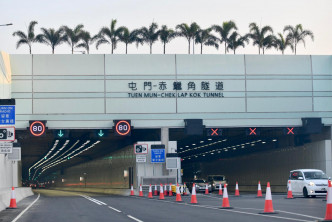 大批市民第一日駕車體驗屯赤隧道。