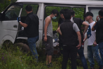 涉截停疑犯車輛的粉麵廠客貨車司機「龜仔」（灰衫），返回現場協助警方調查。楊偉亨攝