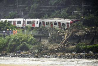 日本佐賀縣唐津市有電車因山泥傾瀉出軌。AP圖片