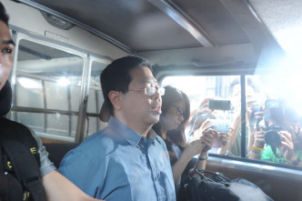 女律師陪同林子健前往西九龍總部。