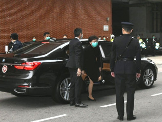 林郑月娥抵达世界殡仪馆。