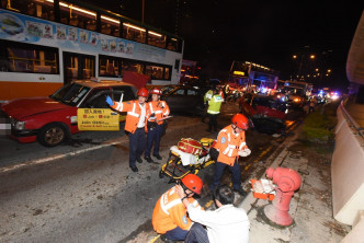 傷者由救護車送院。徐裕民攝