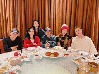 霍汶希与谢霆锋、那英、甄子丹、容祖儿和陈伟霆在北京吃春节饭。