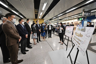 行会成员听取港铁代表介绍宋皇台站的设计和日后铁路服务的新转线安排。政府新闻处图片