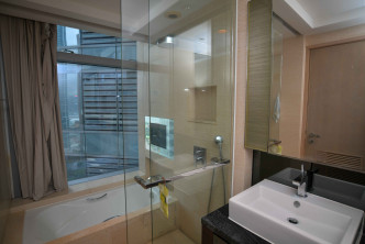 浴室設有浴缸及電視機，並有闊窗方便賞景。
