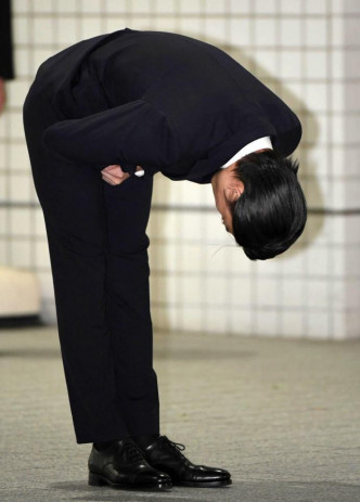 伊藤獲釋後在警署門外向外界鞠躬道歉。