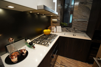 厨房设曲尺工作枱面，备餐空间充裕。