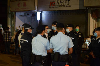 鄧炳強向現場警員了解執行情況。