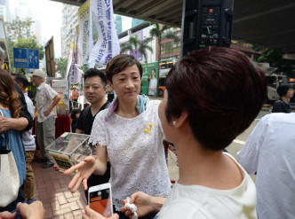 朱耀明、李永达、张秀贤及陈淑庄在街站与市民挥手。
