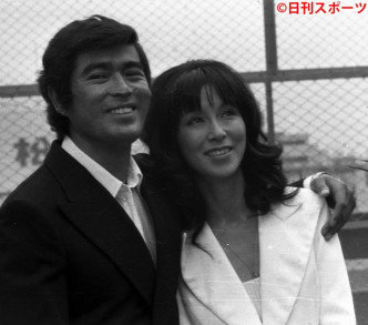 首任妻子野际洋子也传当年因他欠债而离婚。