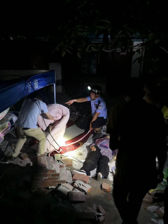 云南大理州警方在地震灾区开展救援。新华社