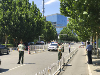 美國駐北京大使館門外爆炸。AP