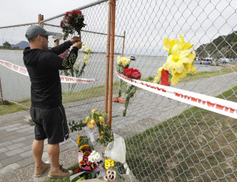 有民眾送上鮮花悼念死難者。AP圖片