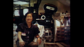 八姐朱日红经大哥珠玑介绍入行做「场记」，展开电影生涯。