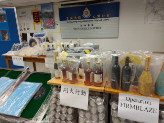 警方展示檢獲涉案的酒精飲品及器材。