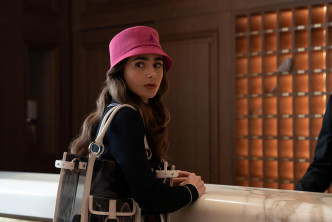 在剧集《艾蜜莉在巴黎》中，Lily完全Carry多个时尚造型。