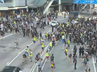 示威者衝出夏慤道行車綫。有綫新聞