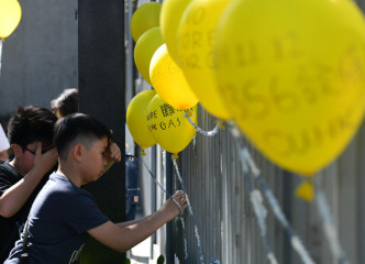 一批家長響應網上發起的「孩子不要催淚彈遊行」。