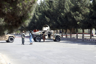 继续有塔利班武装人员在机场外戒备。AP图片