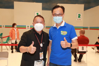 TVB副總經理（綜藝、音樂製作及節目）曾志偉(左)到場為同事及外展隊打氣。