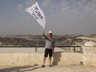 有以色列人揮動支持特朗普的旗幟以示支持。AP