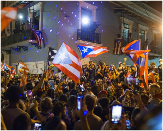 波多黎各民众知道罗塞洛辞职后，在大街外狂欢。AP图片