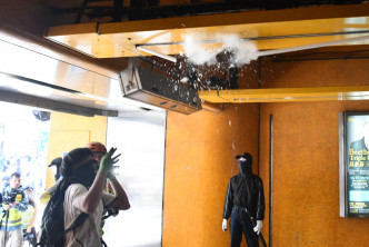 示威者破壞港鐵西灣河站。