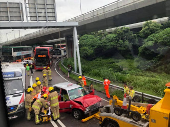 西隧港島出口6車相撞。網民Calvin Cheng圖片