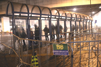 东涌B6綫巴士站不算多人排队