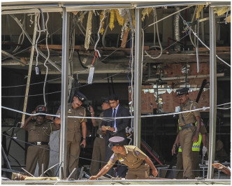 军警在其中一间遭到爆炸的香格里拉酒店调查。AP