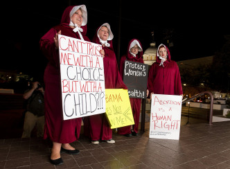 大批支持堕胎权利的示威者在阿拉巴马州议会外抗议。AP图片