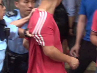 警方拘捕一名红衣男子。网上图片