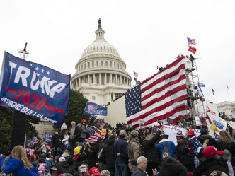 暴乱期间，示威者冲击国会山庄。AP资料图片