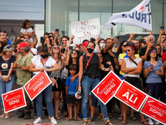 杜魯多日前在安大略省拉票時，遭抗議民眾舉起不文手勢、又以粗言叫囂。路透社圖片