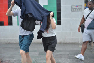 预测间中有骤雨及几阵狂风雷暴。