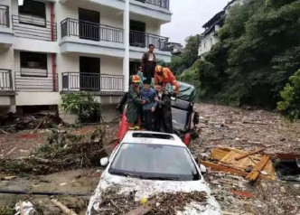 消防員救出災民。網上圖片