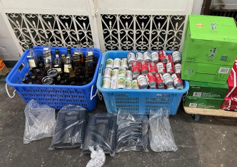 檢獲約700罐啤酒及115瓶烈酒，總值約6萬4千5百元。警方圖片
