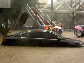 郑州洪灾期间，大量汽车被浸损坏。新华社资料图片