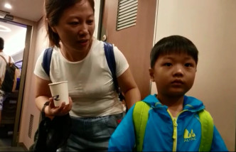 香港乘客刘小姐与读幼儿园的儿子