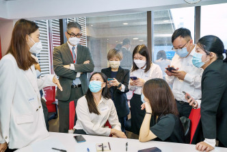 新地安排驻大湾区的资深同事担任导师，协助新同事适应大湾区的生活和职场文化。