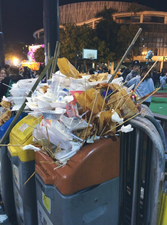 回收箱被放满熟食纸袋、胶器皿、竹签、胶樽、铝罐等大量垃圾。网民Leo Mak摄
